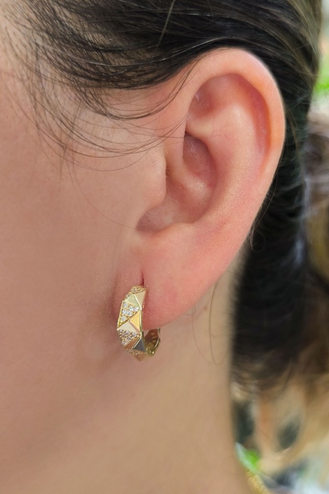Altın Taşlı Piramit 1.5 Cm Halka Günlük Küpe
