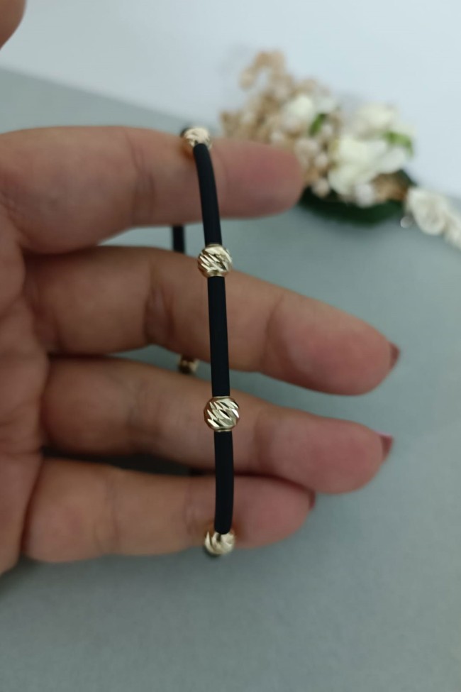 Kalemli Top Detaylı Altın Kauçuk Erkek Bileklik