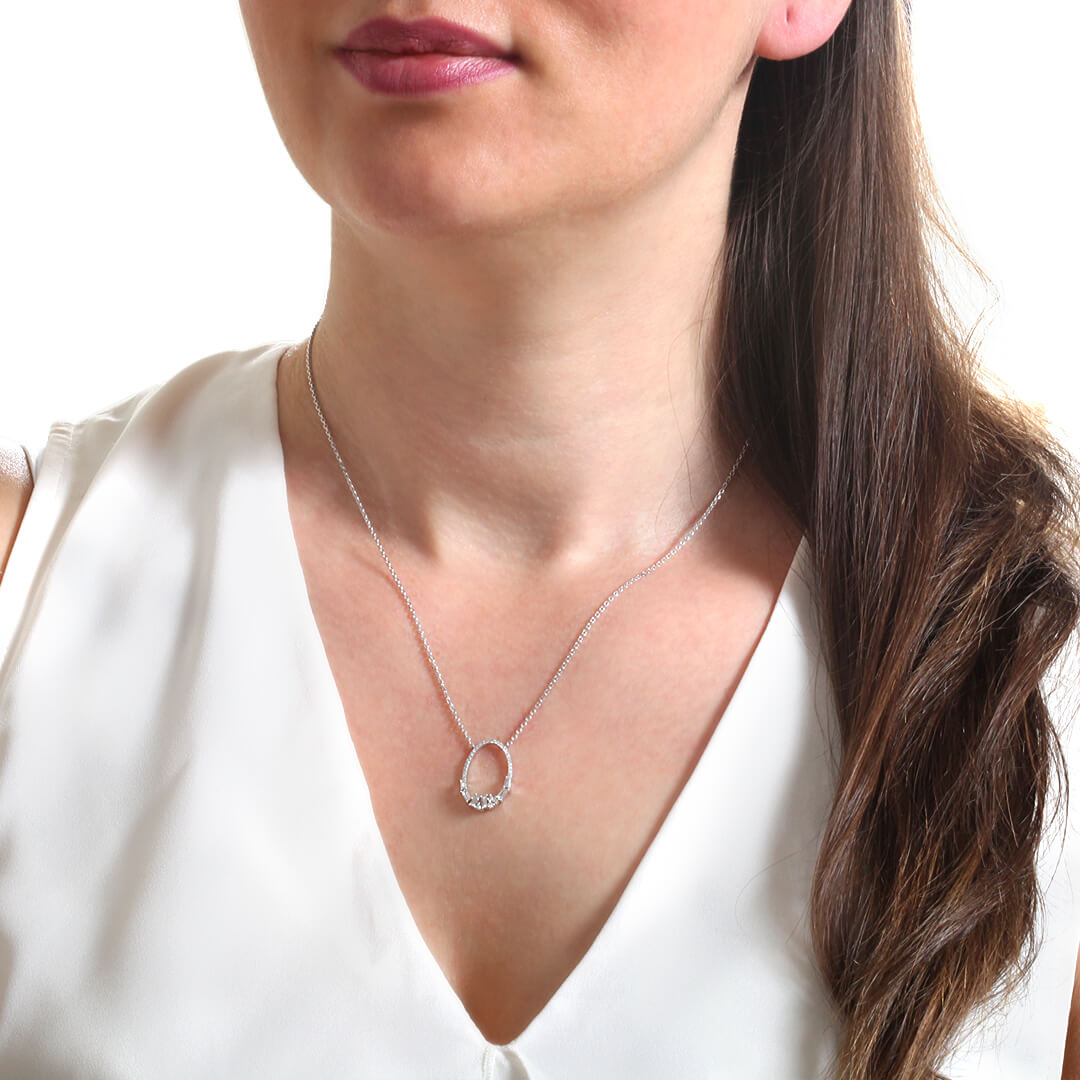 Oval Tasarımlı Pırlantalı Baget Taşlı Kolye (MR10704)