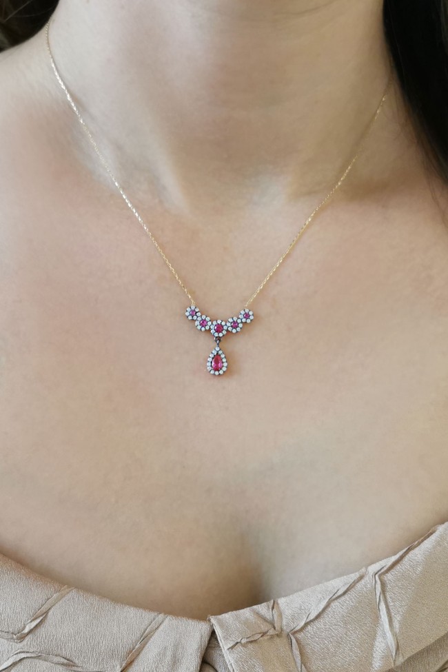 Ruby Taşlı Elmas Görünümlü Altın Minimal Kolye