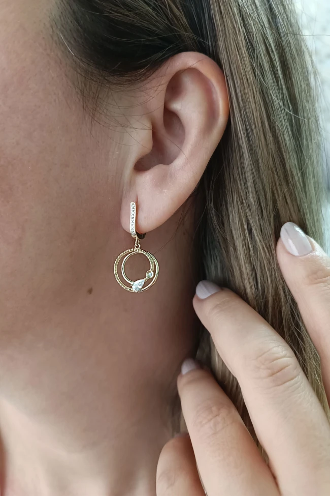 Altın Sallantılı Modern Kadın Küpe