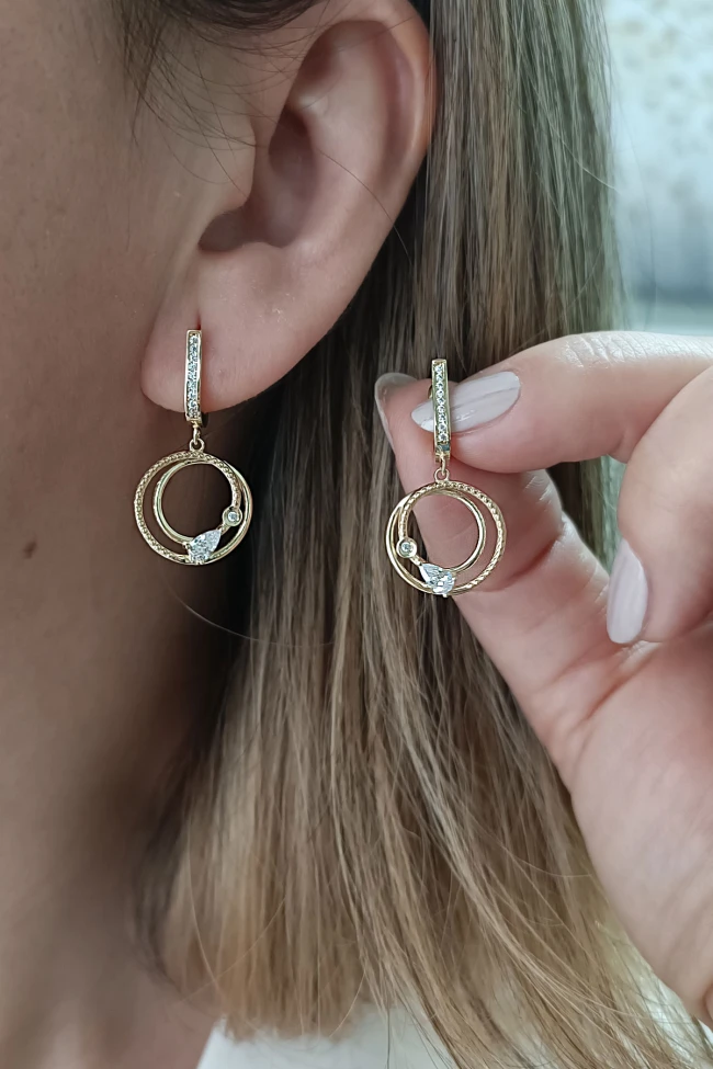Altın Sallantılı Modern Kadın Küpe