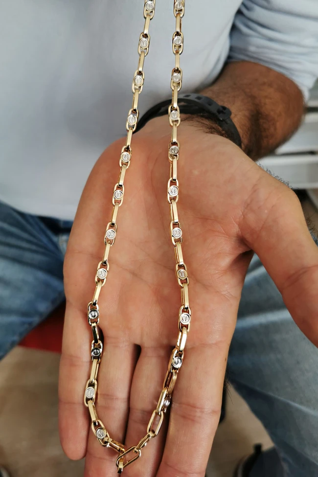 Altın Vida Başı Detaylı Erkek Kolye