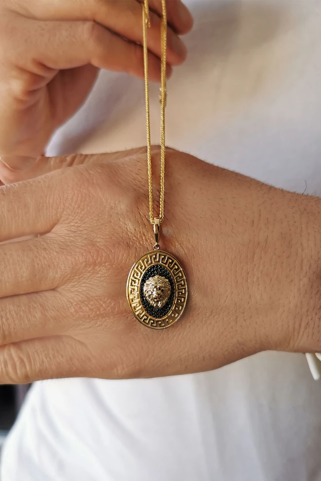 Aslan Detaylı Siyah Taşlı Oval Altın Erkek Kolye