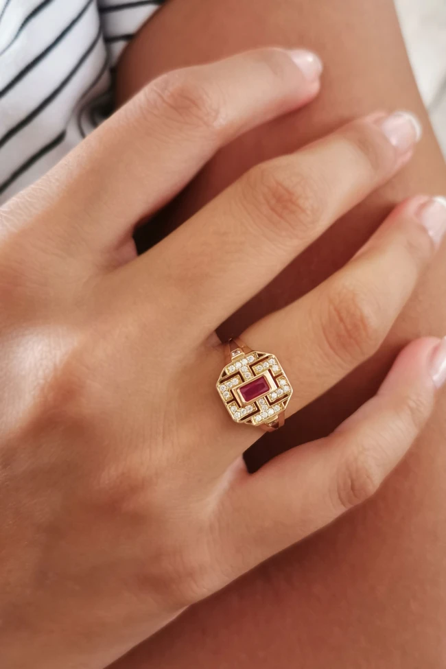 Baget Taşlı Altın Ruby Yüzük