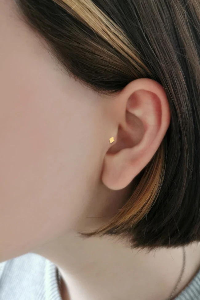 Baklava Model Tragus Altın Küpe