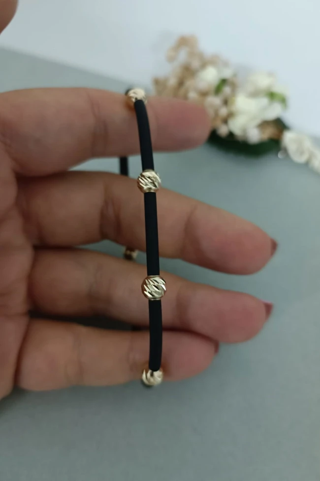 Kalemli Top Detaylı Altın Kauçuk Erkek Bileklik