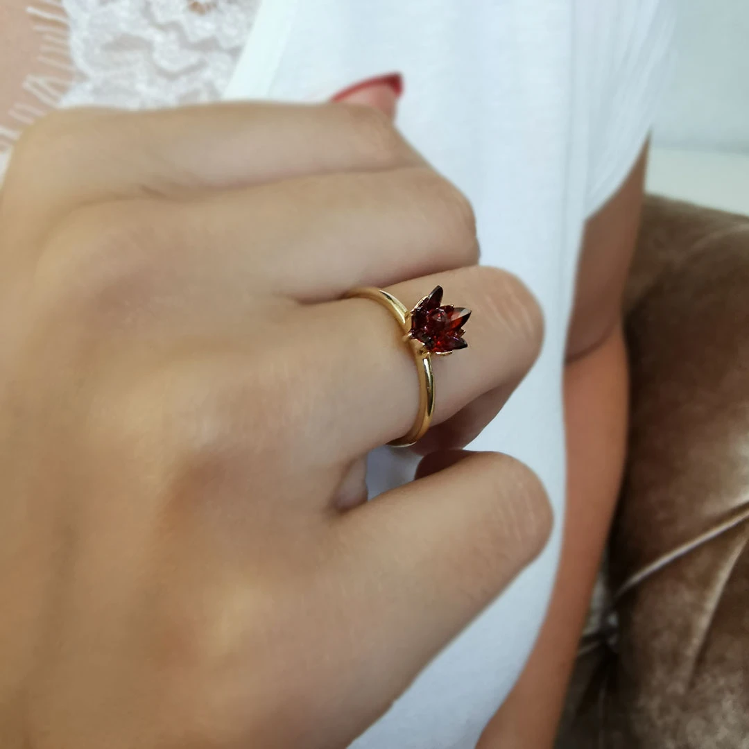 Kırmızı Garnet Taşlı Altın Lotus Çiçeği Yüzük (YZK0258)