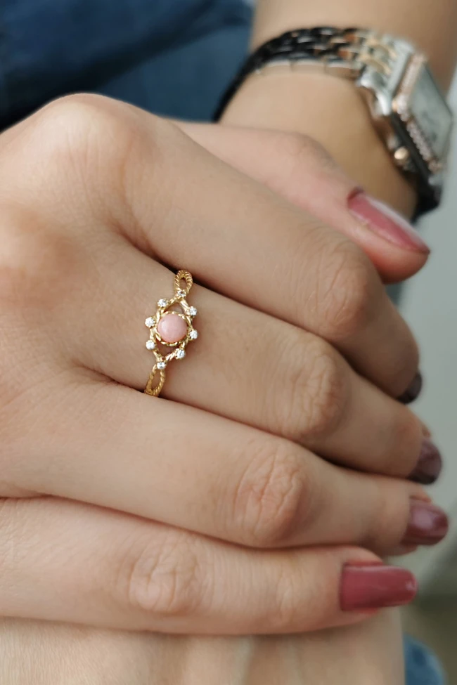 Minimal Pembe Opal Taşlı Altın Yüzük