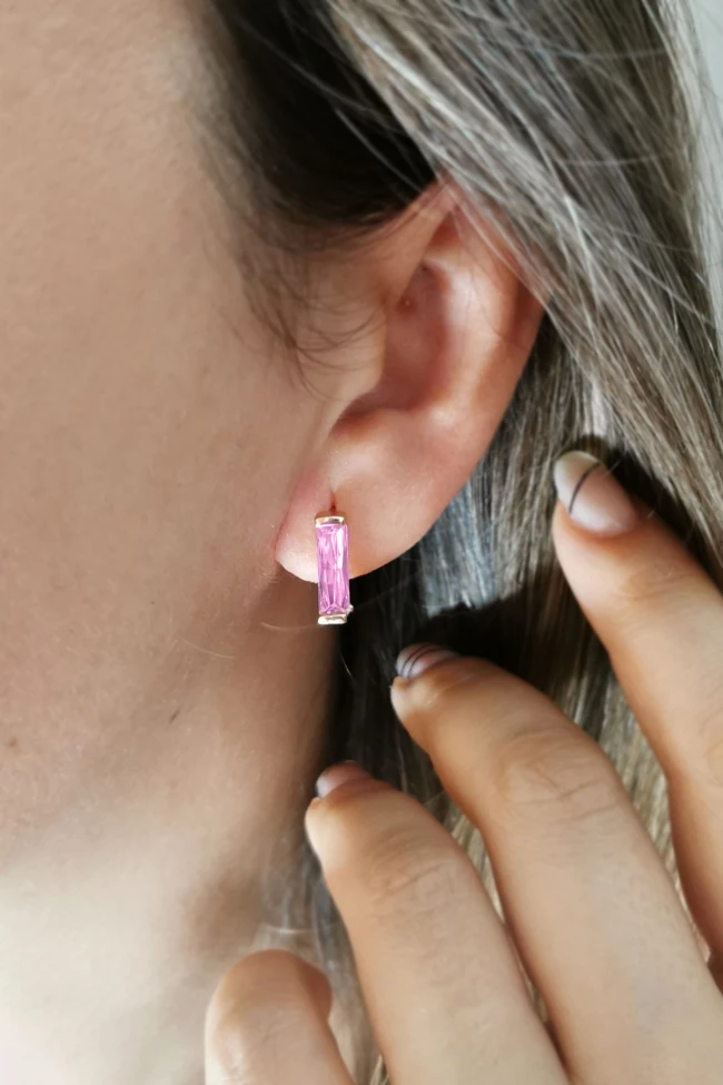 Pembe Taşlı Altın Çubuk Küpe