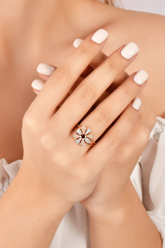 Rose Gold Çiçek Model Ruby Taşlı Pırlanta Yüzük