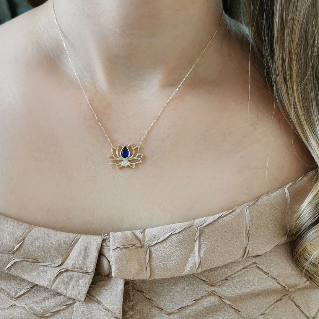 Safir Taşlı Altın Lotus Çiçeği Kolye