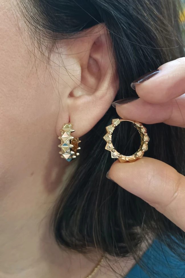Taşlı Model Altın Piramit Küpe