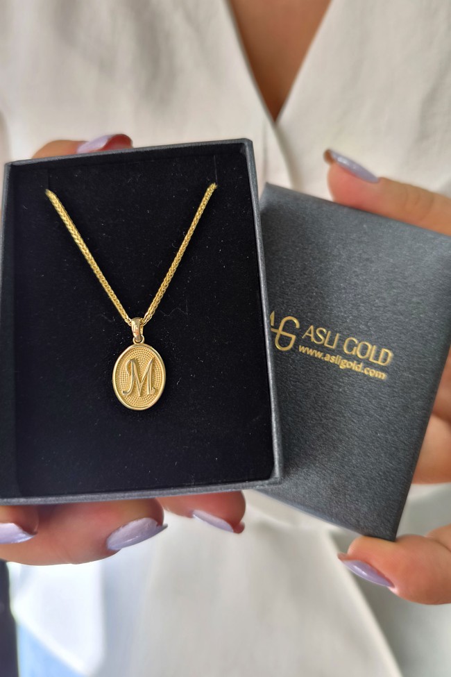 Oval Taşsız Altın M Harfi Kolye Ucu