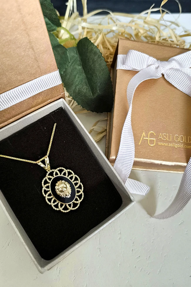 Oval Model Altın Madalyon Aslan Kolye