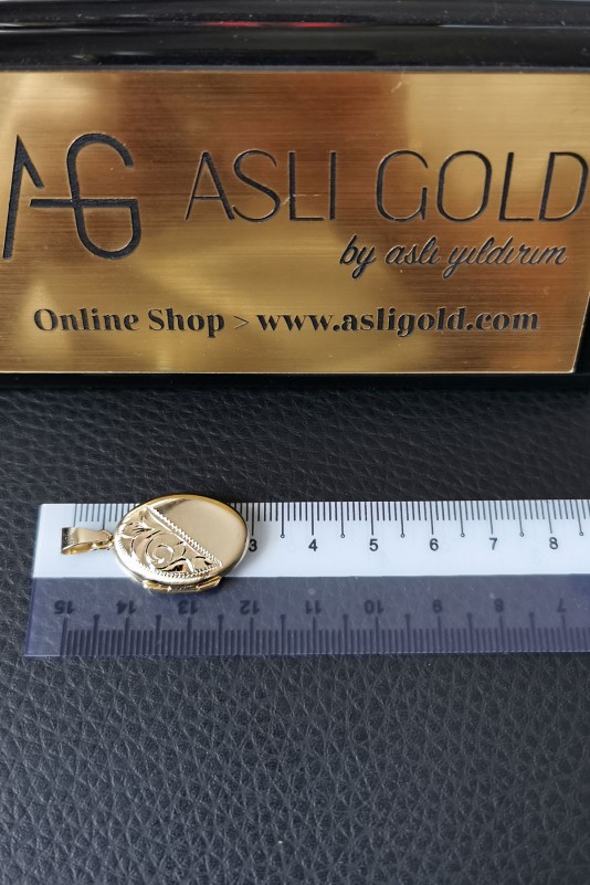 Motif İşlemeli Altın Oval Madalyon Kolye